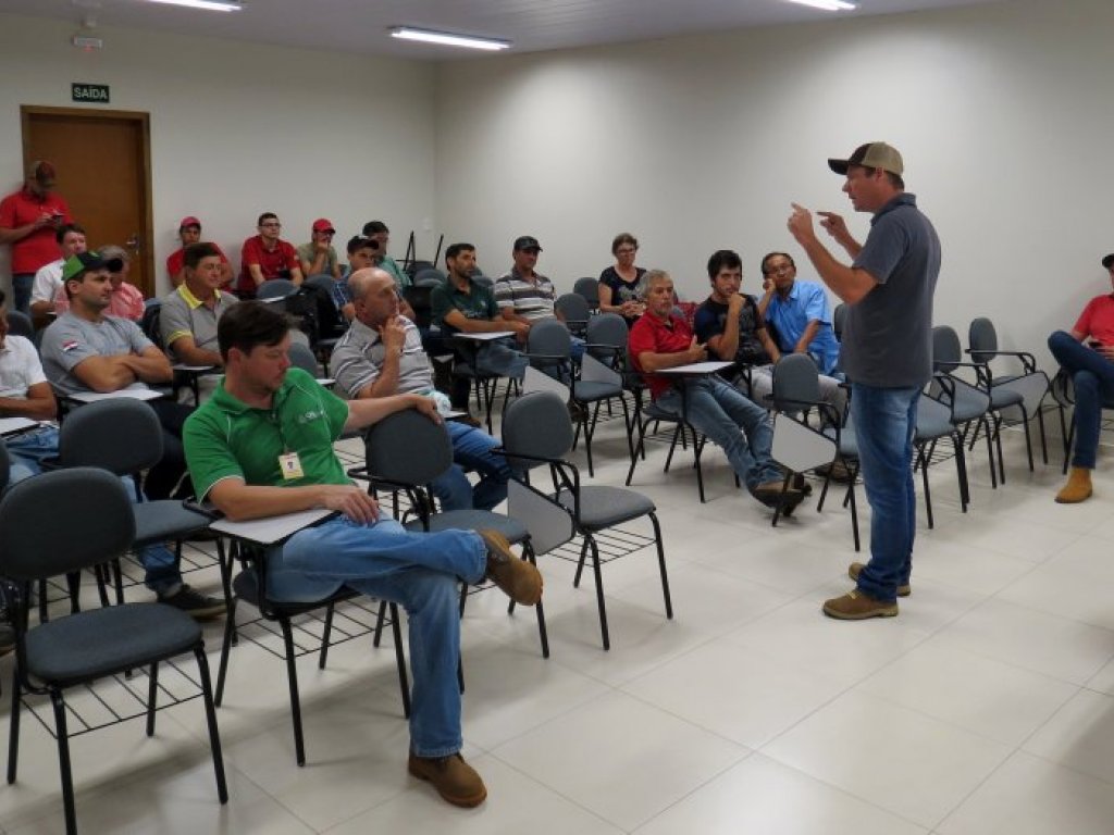 Produtores de leite da Copacol participam de palestras