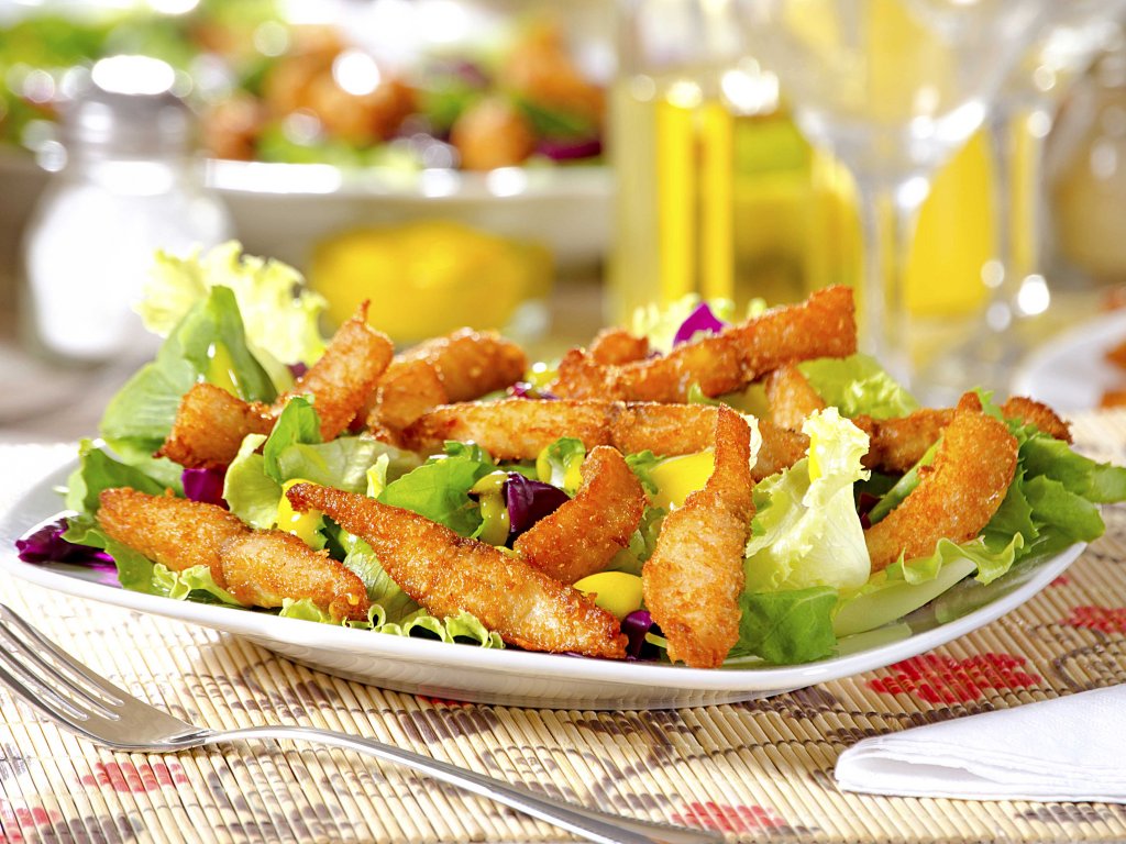 Salada de Folhas com Tilápia Empanada no Coco