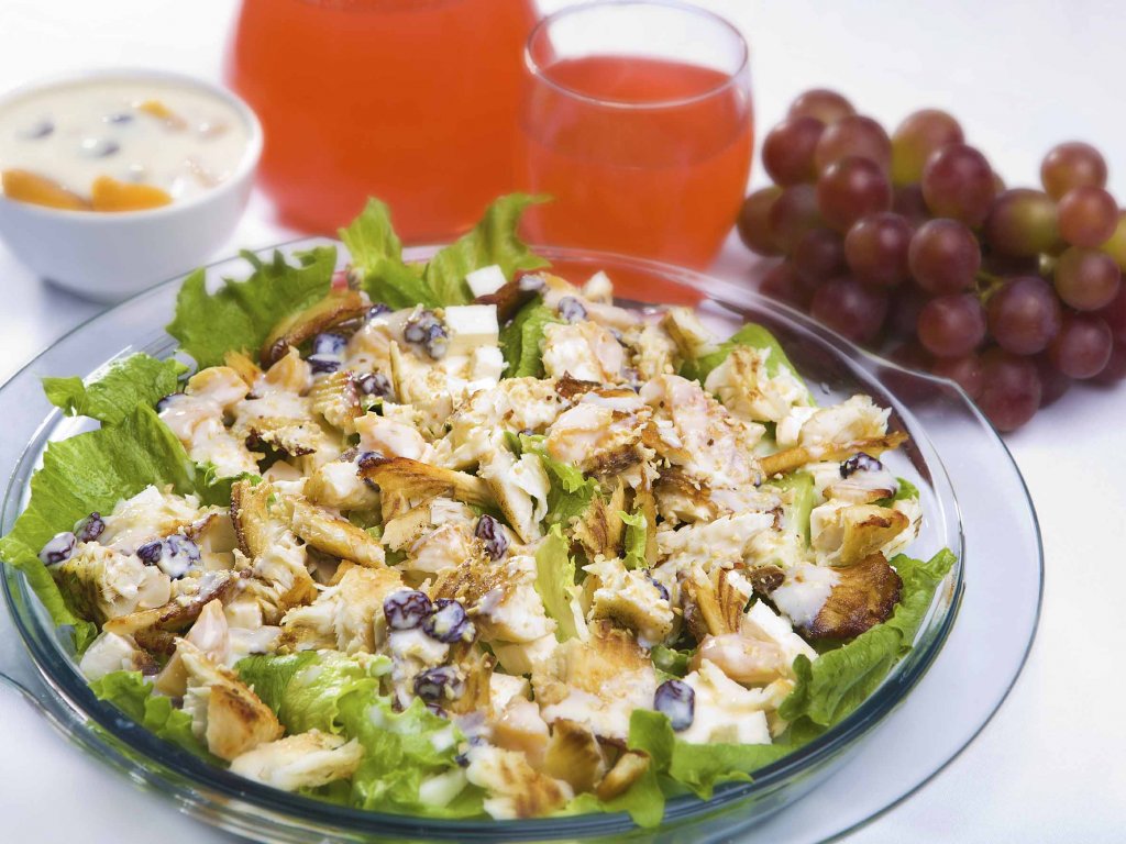 Salada de Tilápia ao Molho de Iogurte e Frutas Secas