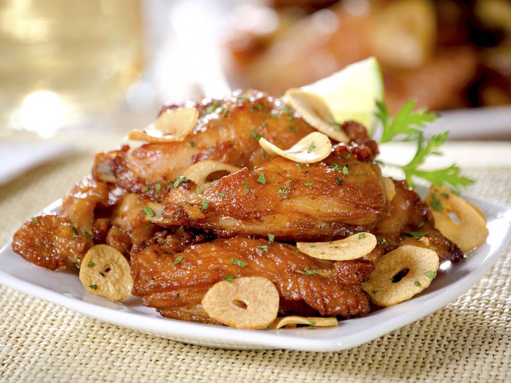 Petiscos de Frango ao Alho e Óleo