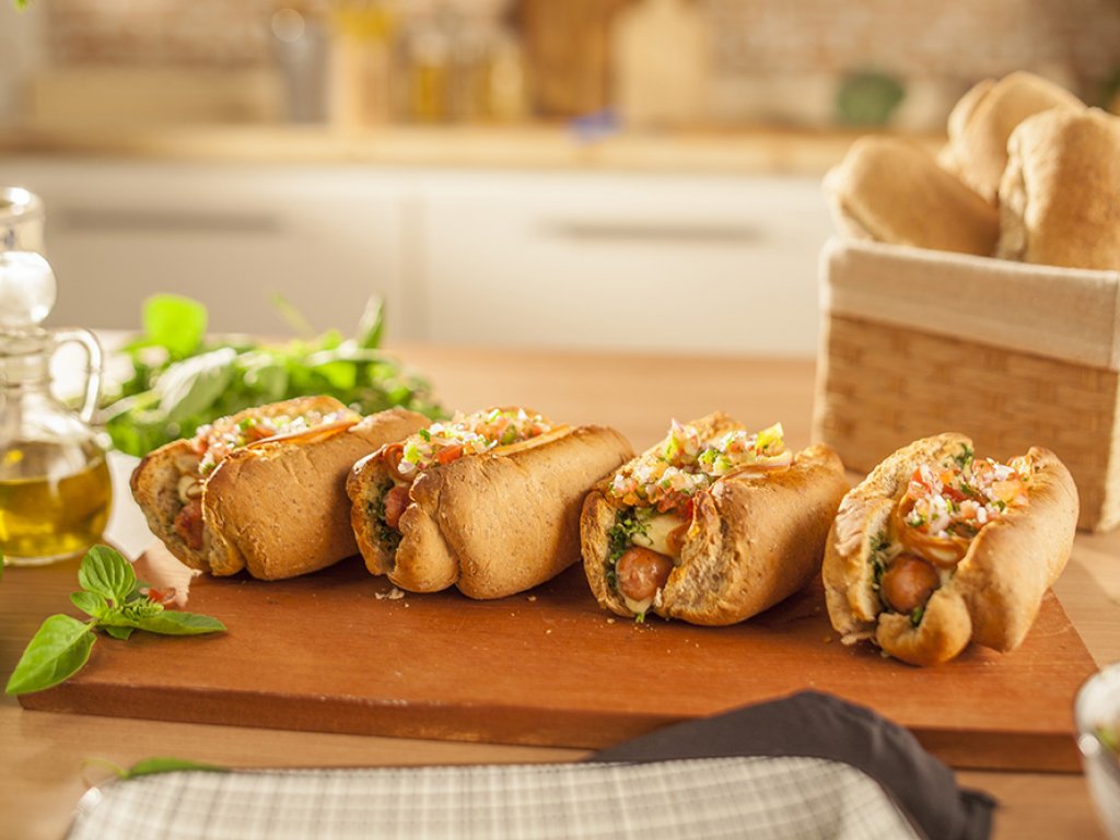 Cachorro quente de forno com linguiça de frango