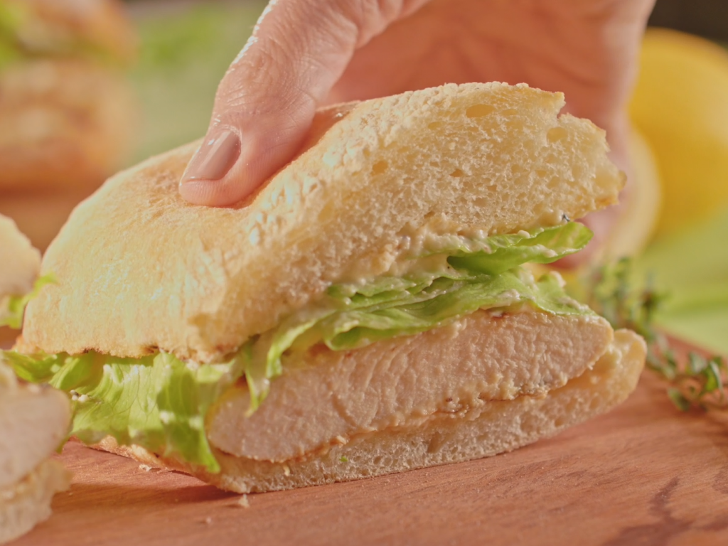 Sanduíche de Filé de Peito ao Molho Caesar