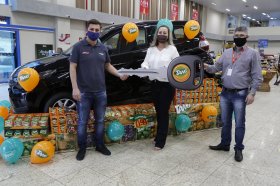 Ganhadora da Promoção Tang exclusiva do Copacol Supermercados leva um carro 0 km para casa