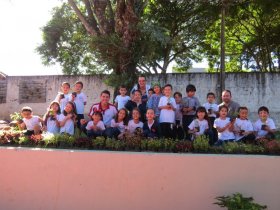 Copacol Supermercados realiza a entrega mudas de flores em escola 