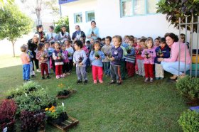 Copacol Supermercados entrega mudas de flores para o CMEI Anna Parcheta Franus 