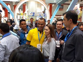 Pentacampeão Cafu, visita estande da Copacol na Apas, a maior feira supermercadista do mundo