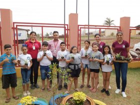 Cooperativa doa mudas de flores à escola Ladislau Chicorski de Goioerê