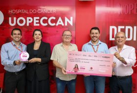 Copacol Supermercados doa valor arrecadado com venda das camisetas Outubro Rosa