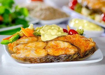 Posta de Til&aacute;pia com Legumes ao Vapor e Molho de Mostarda