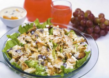 Salada de Tilápia ao Molho de Iogurte e Frutas Secas