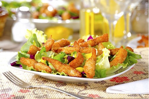 Salada de Folhas com Tilápia Empanada no Coco