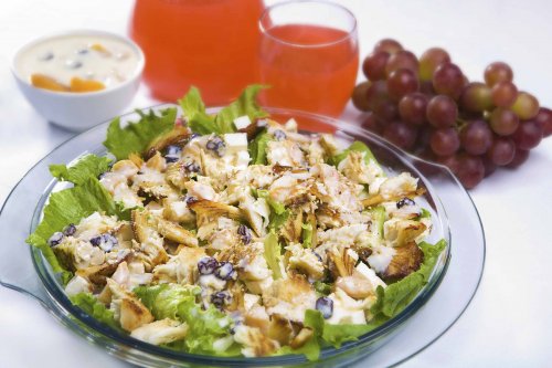 Salada de Tilápia ao Molho de Iogurte e Frutas Secas