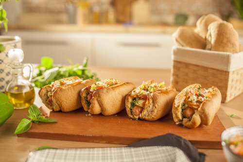 Cachorro quente de forno com linguiça de frango