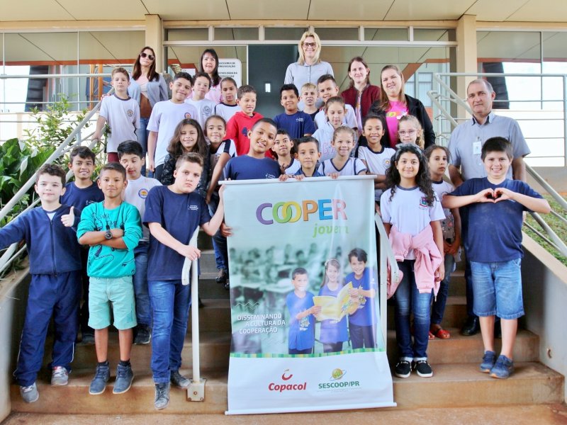 Alunos do Cooperjovem conhecem estruturas da Copacol