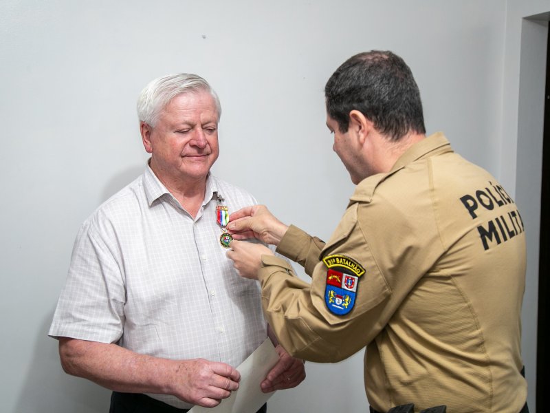 Valter Pitol é homenageado pelo Comando da PM