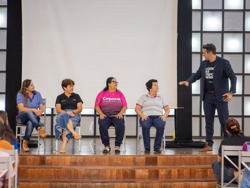 Show de mágica trabalha habilidades de autoconfiança com os Grupos Femininos