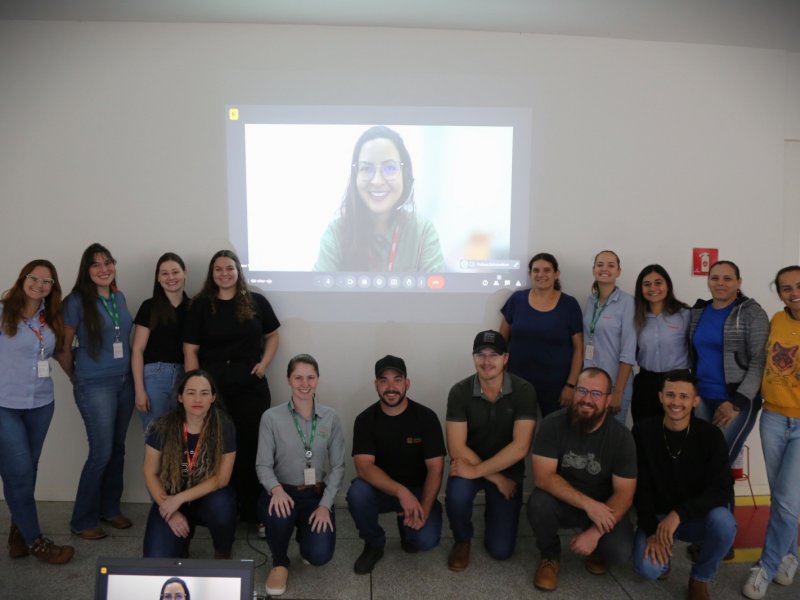 Conecta Suínos: cooperados conhecem processo produtivo da Unidade Frigorífica Frimesa
