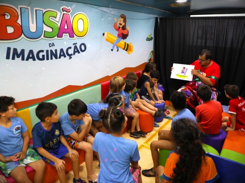 Busão da Imaginação completa 10 anos incentivando hábito da leitura