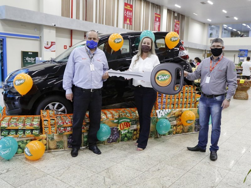 Ganhadora da Promoção Tang do Copacol Supermercados leva um carro zero km para casa