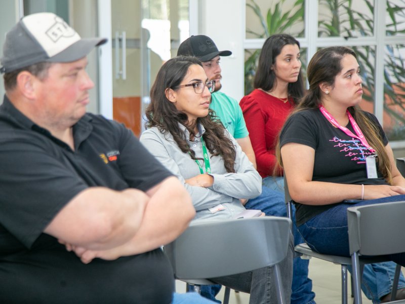 Conecta Aves aborda sistema produtivo do frango com jovens cooperados