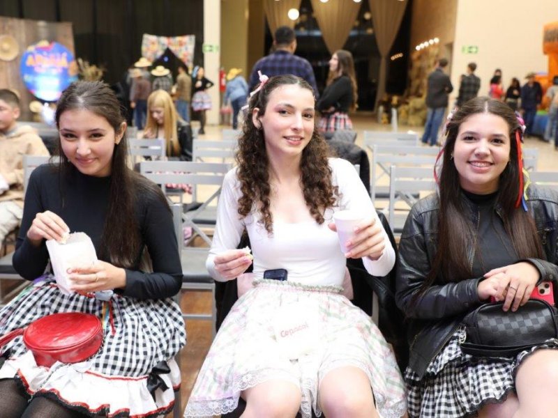 Alegria e descontração marcam o arraiá do Grupo de Jovens da Copacol