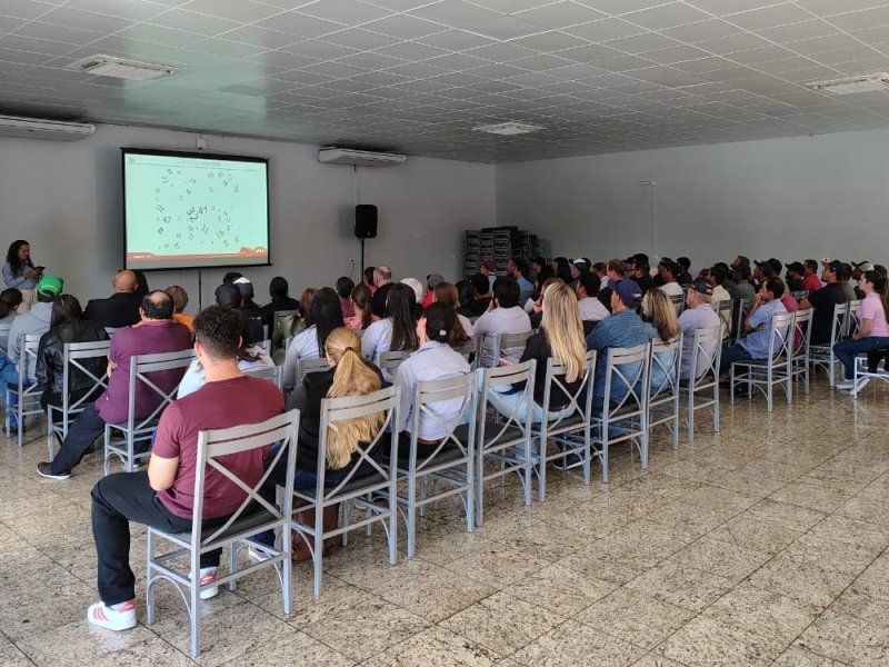 Cooperados são capacitados no Suíno Certificado Frimesa 