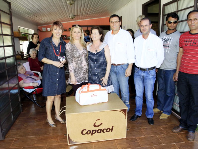 Copacol e Programa Vitrine presenteiam família com produtos
