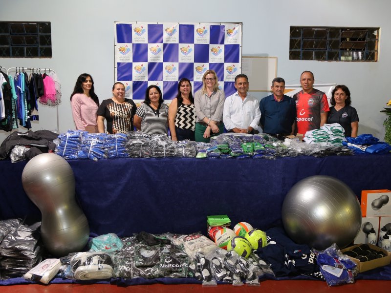 Alunos de Iracema do Oeste recebem uniformes pelo Apoio Cultural