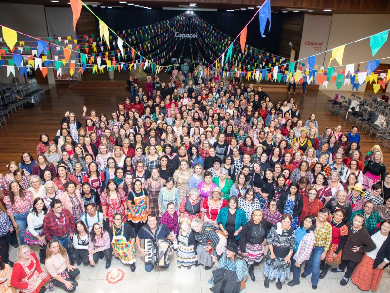 Grupo Femininos participam da tradicional festa junina