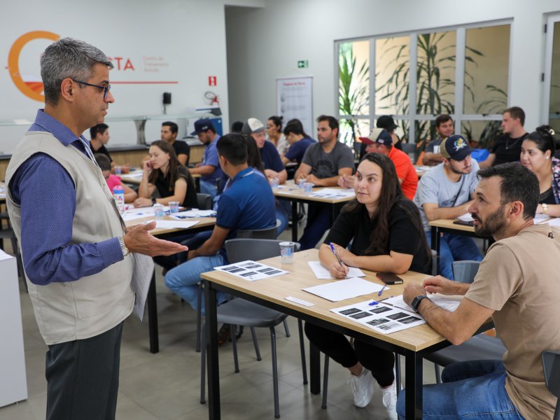 Conecta Aves aborda sucessão nas propriedades rurais com jovens cooperados