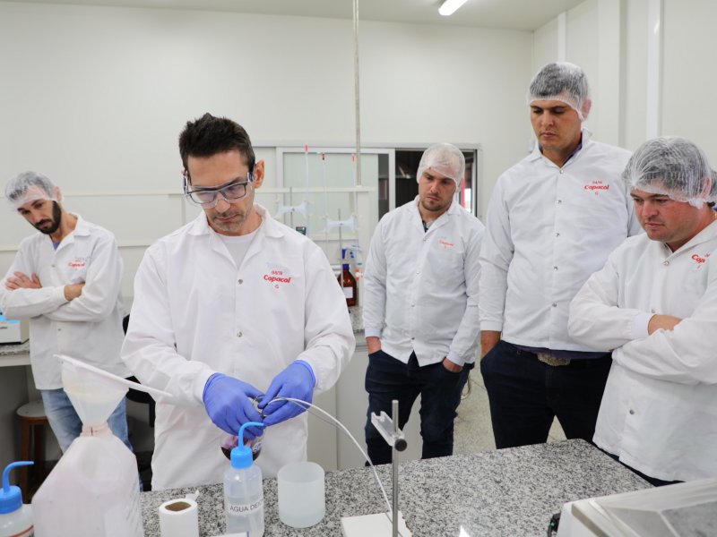 Jovens participantes do Conecta Aves visitam Laboratório Central