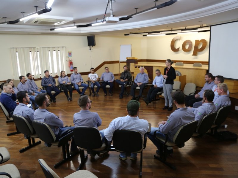 Jovens participam da construção do futuro da Cooperativa