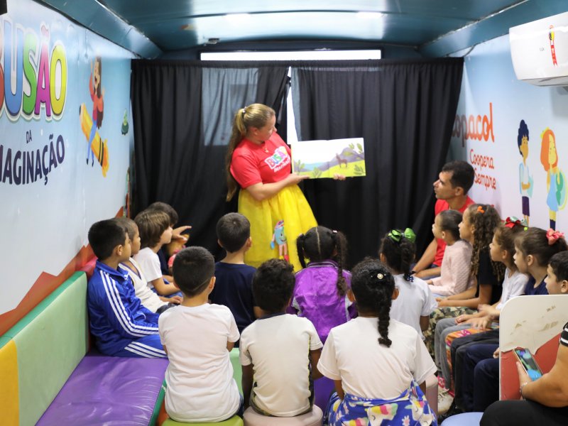 Busão da Imaginação: Copacol capacita educadoras a incentivar o hábito da leitura em crianças 