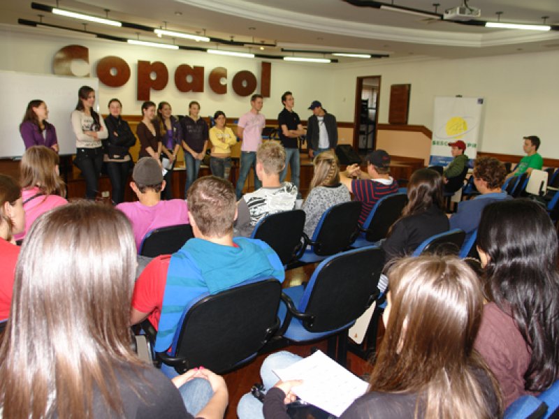 Relacionamento humano é discutido entre jovens filhos associados