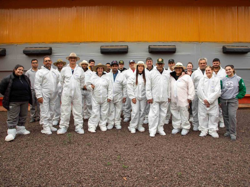 Dia de campo no CTA trabalha qualidade da cama e equipamentos para manejo