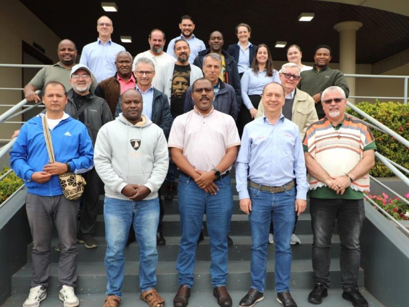 Padres da Consolata visitam a Copacol e conhecem modelo de cooperativismo