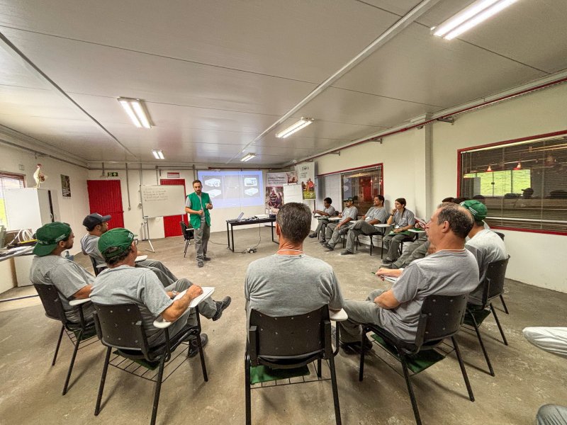 Cooperados participam de capacitação em manutenção de equipamentos de aviário