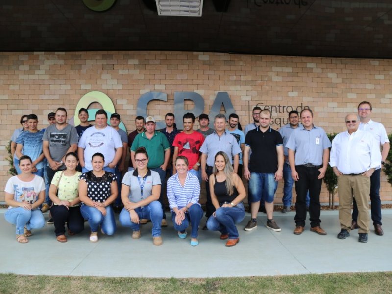 Jovens filhos de avicultores participam do programa Conecta