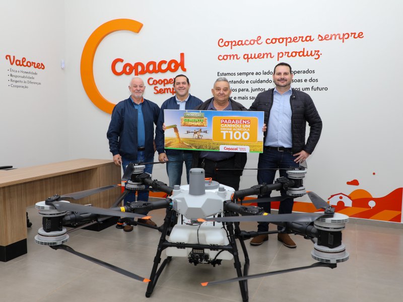 Cooperado se emociona ao receber drone da promoção Semente Premiada da Copacol