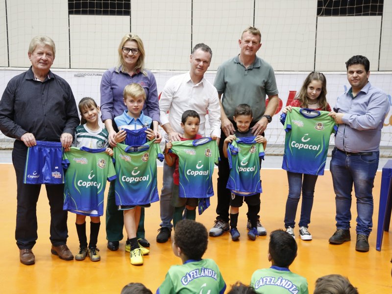 Apoio Cultural: mais de 560 crianças de Cafelândia receberam kits esportivos