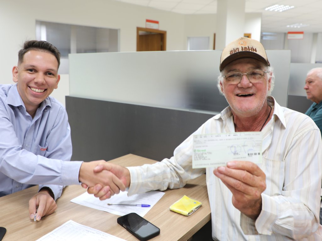 Cooperados recebem primeira parcela dos R$ 221 milhões em sobras