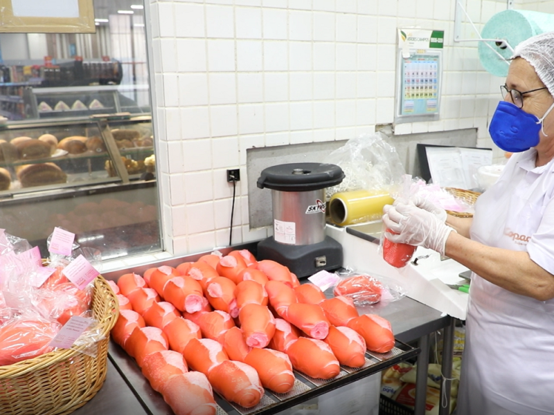 Copacol Supermercados entrega pão rosa aos clientes